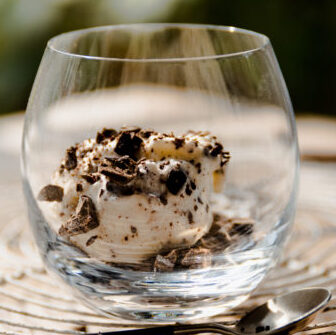Zelfgemaakt Stracciatella ijs met stukjes chocolade
