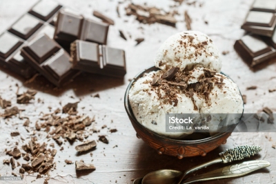 Delicious stracciatella ice cream dish with chocolate shavings