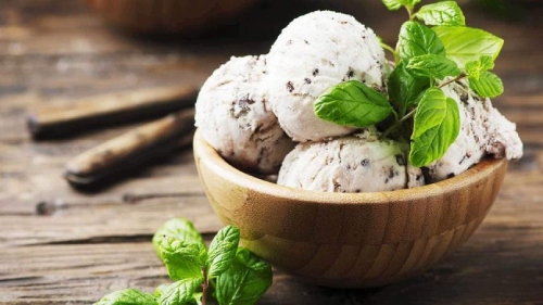 Stracciatella ice cream dish