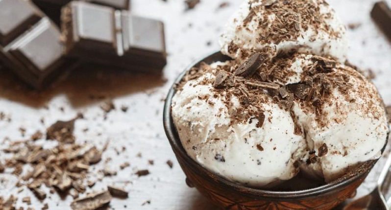 stracciatella ice cream dish